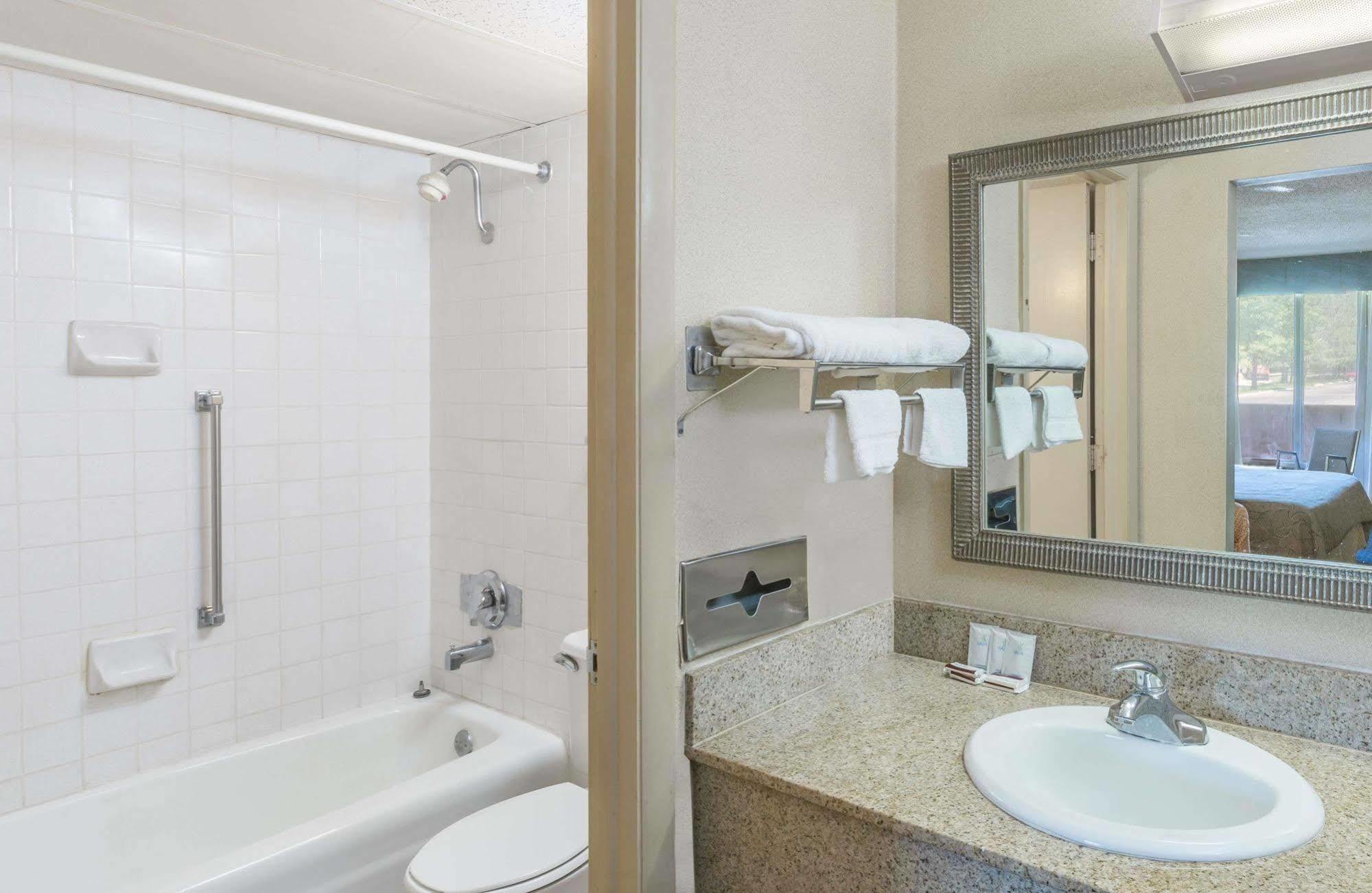 Knights Inn Overland Park Mission Экстерьер фото