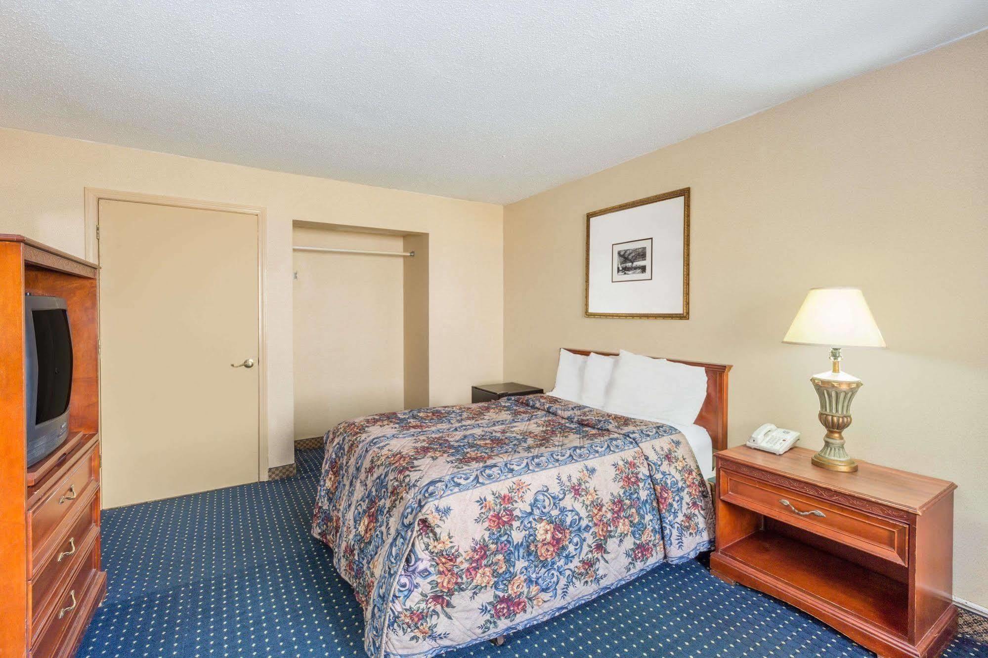 Knights Inn Overland Park Mission Экстерьер фото